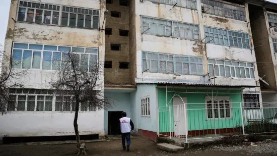 Kirgisistan ist noch immer eines der Länder mit der höchsten TB-Ansteckungsrate weltweit. Ärzte ohne Grenzen führt seit 2012 ein Projekt gegen multiresistente Tuberkulose im Süden des Landes durch - mit Foto-Sildeshow. 