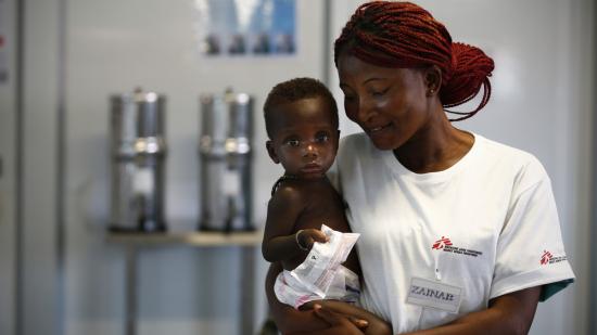 Dieses einjährige Mädchen wird im Ernährungszentrum im Kenema Hospital in Sierra Leone behandelt.