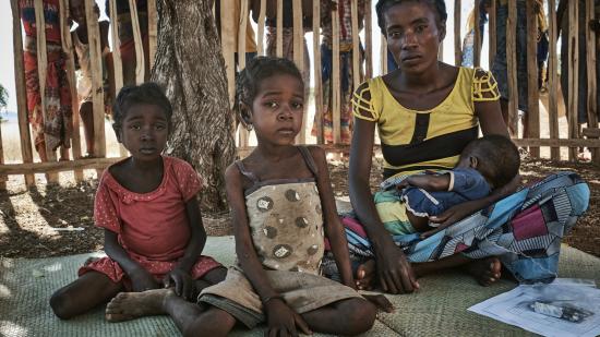 Madagaskar, Mutter mit Kindern