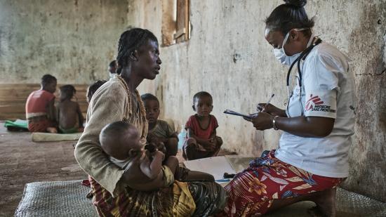 Madagaskar, Mutter mit Kind in Gespräch mit MSF Mitarbeiterin