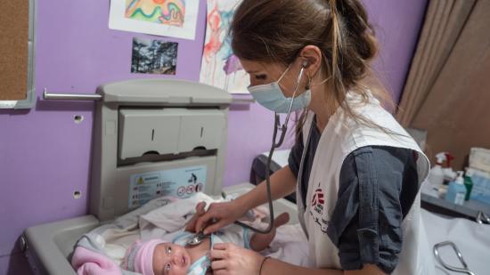 Johanna Dibiasi untersucht Baby