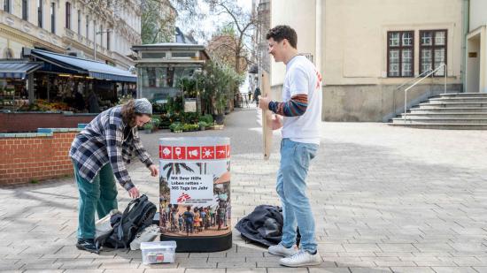 Unser Team baut gemeinsam den Infostand auf.