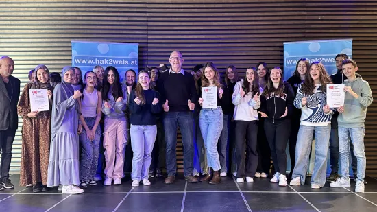 Schüler:innen mit Mitarbeiter von Ärzte ohne Grenzen