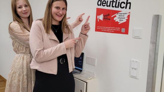 Die beiden Organisatorinnen vor einem Plakat von Ärzte ohne Grenzen