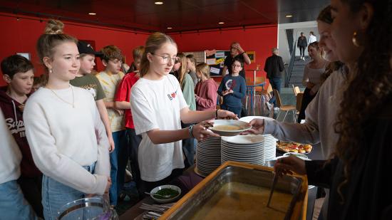 Ausgabe der Fastensuppe an die Schüler:innen