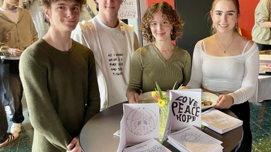 Schüler:innen präsentieren die selbst gestalteten Mandala Hefte 