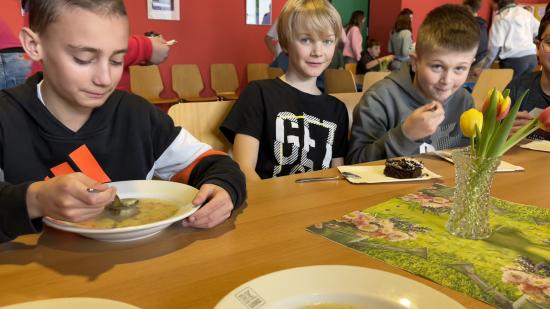 Schüler:innen essen die Fastensuppe