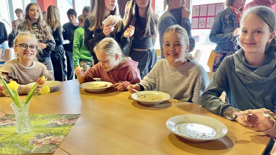 Kinder bei Tisch essen die Fastensuppe