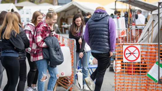 Krankenpflegerin Amanda Egger führt eine Schulklasse durch die Ausstellung.