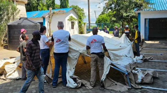 Ärzte ohne Grenzen-Team beim Aufbau der Cholera-Station