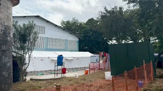 Cholera-Zelt aufgebaut