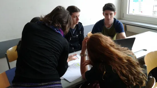 Die Ethikgruppe bei der Recherche zu Vergessenen Ländern.