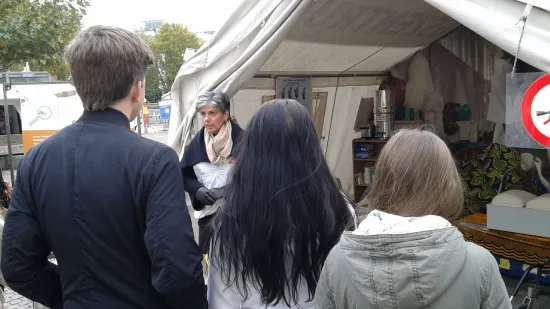 Schülergruppe wird über die medizinische Grundversorgung informiert.