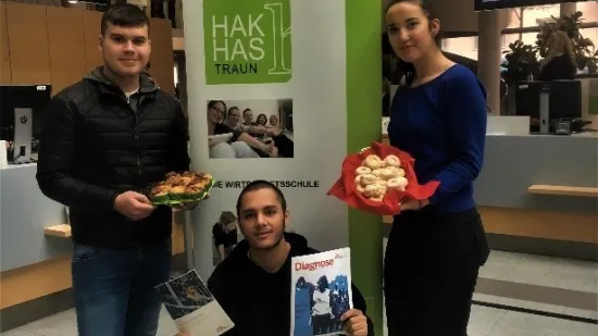 c_bts_hak_traun2017-18_kuchenbuffet_wissensturm.jpg