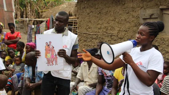 Unser mobiles Team klärt über Familienplanung und Krankheiten wie Malaria oder Durchfall auf. 