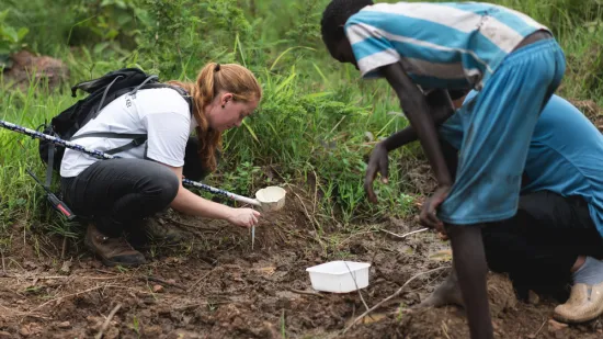 Insektenforscherin Jeanine Loonen sucht Moskito-Larven
