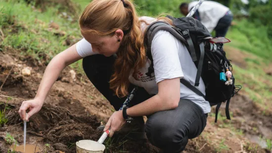 Insektenforscherin Jeanine Loonen sucht Moskito-Larven