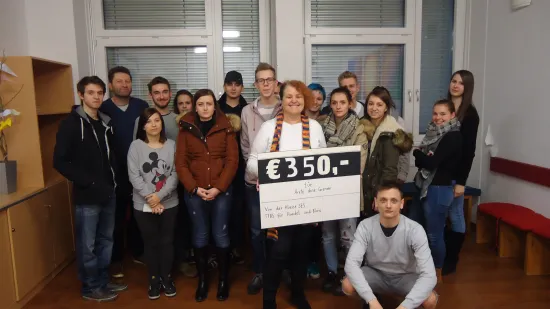 Symbolische Spendenübergabe an Ärzte ohne Grenzen