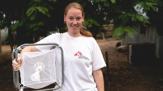 Insektenforscherin Jeanine Loonen mit einer Moskitofalle.