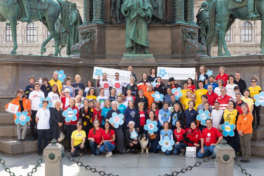 Vertreterinnen und Vertreter gemeinnütziger Organisationen bedanken sich gemeinsam für Testamentsspenden für gemeinnützige Zwecke.