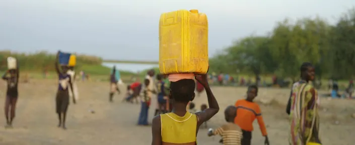 Zehntausende Menschen fliehen nach Awerial
