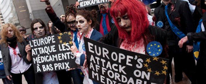 AktivistInnen beim Flashmob vor dem Europäischem Parlament.