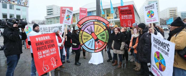 MitarbeiterInnen von Ärzte ohne Grenzen demonstrieren zum Auftakt der Geberkonferenz am Berliner Alexanderplatz gegen überhöhte Impfpreise