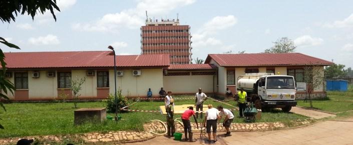 Zentralafrikanische Republik 2013 Mitarbeiter bei einer Wasserstelle im Spital von Bangui.