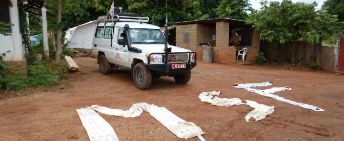 CAR MSB11600 MSF web Ein Fahrzeug von Ärzte ohne Grenzen am Gelände des allgemeinen Krankenhauses in Batangafo im Norden der Zentralafrikanischen Republik.