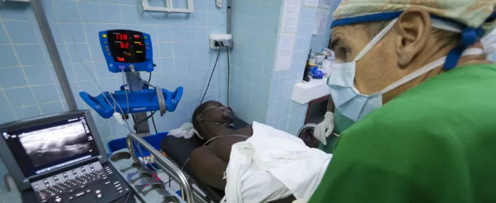 Unsere Teams versorgen im Allgemeinen Krankenhaus in Bangui täglich rund 20 Verletzte - darunter auch Gewaltopfer, die durch Macheten, Messer oder Schusswaffen verwundet wurden.