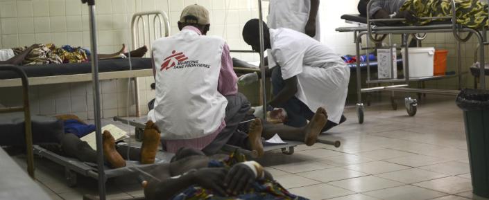 Mitarbeiter von Ärzte ohne Grenzen im Aufwachraum des Gemeindespitals Bangui (c) Mathieu Fortoul/MSF