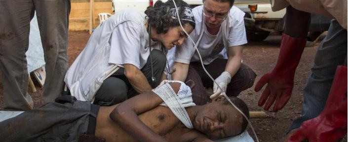 Ein Team von Ärzte ohne Grenzen versorgt im Vertriebenenlager am Flughafen einen verwundeten Mann.