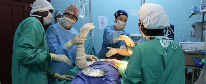 Unser chirurgisches Team behandelt Patient Casimir mit schweren Verletzungen im OP im Krankenhaus der Hauptstadt Bangui.