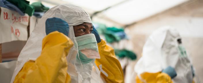 Bevor die medizinischen Teams im Isolationsbereich Ebola-PatientInnen versorgen können, muss die entsprechende Schutzkleidung angelegt werden.