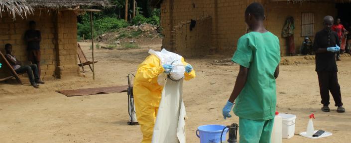 Dr. Orsola Sironi zieht Stück für Stück ihre Schutzausrüstung aus, nachdem sie ein Haus in Ituku, ca. 9km südlich von Lokolia, desinfiziert hat.