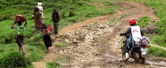 DRC MSB15717 Pau Miranda web Ein Motorradfahrer von Ärzte ohne Grenzen auf der Fahrt von Minova nach Numbi in der Provinz Süd-Kivu.