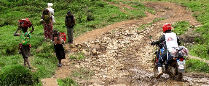 Ein Motorradfahrer von Ärzte ohne Grenzen auf der Fahrt von Minova nach Numbi in der Provinz Süd-Kivu.