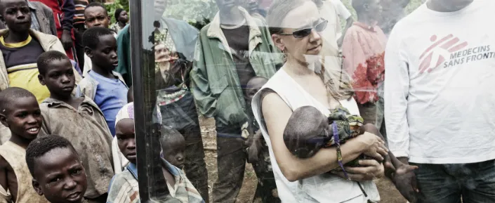 Krankenschwester Emmanuelle Wahl trägt ein mangelernährtes Kind