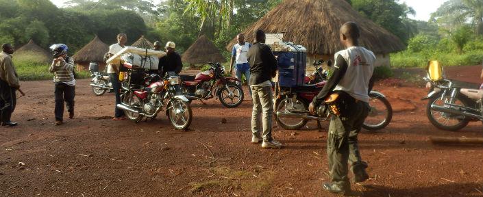 Mit Motorrädern fährt ein Team von Ärzte ohne Grenzen früh am Morgen in entlegene Dörfer um die Bevölkerung auf Schlafkrankheit zu untersuchen.