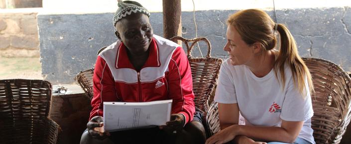 Kailahun Ebola Sierra Leone 2014 Ella Watson-Stryker begleitet Lahai zurück in sein Dorf und erklärt dem Dorfvorsteher, das er von Ebola geheilt wurde und wieder ein normales Leben führen kann.