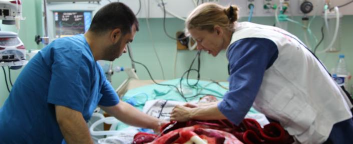 Kelly, Anästhesistin von Ärzte ohne Grenzen, auf der Intensivstation des Shifa-Krankenhauses