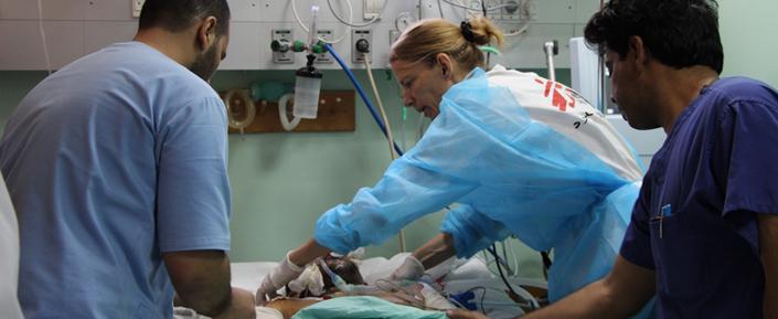 Eine Anästhesistin von Ärzte ohne Grenzen in der Notaufnahme des Shifa Krankenhauses.