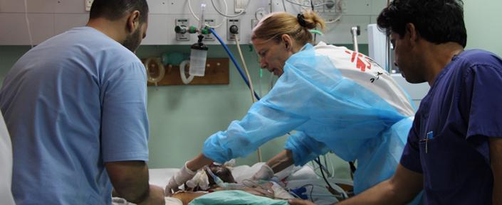 Al Shifa Krankenhaus, Gaza Eine Anästhesistin von Ärzte ohne Grenzen in der Notaufnahme des Shifa Krankenhauses.