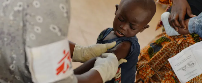 In einer alten Tabakfabrik in Tombolia Nahe der Hauptstadt Conakry startet Ärzte ohne Grenzen gemeinsam mit dem Gesundheitsministerium eine Impfaktion gegen Masern