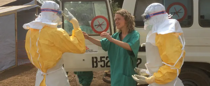 Das Team von Ärzte ohne Grenzen legt Schutzkleidung gegen die hochinfektiöse Viruserkrankung Ebola an.