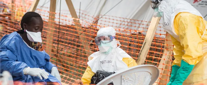 Die Teams von Ärzte ohne Grenzen behandeln Ebola-Infizierte in speziellen Isolierstationen.