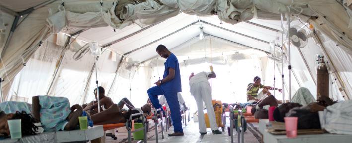 Je nachdem, wie schwer die PatientInnen erkrankt sind, werden sie in verschiedenen Zelten untergebracht. Das medizinische Personal beobachtet den Hydrierungs-Status jedes einzelnen.