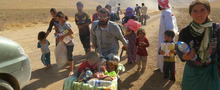 Die erschöpften Vertriebenen im Sindschar-Gebirge werden von Ärzte ohne Grenzen und einer lokalen Organisation mit Trinkwasser und Keksen versorgt.