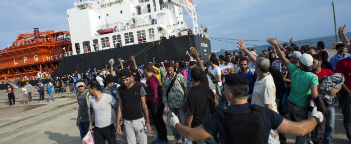Im Hafen der sizilianischen Stadt Augusta winken mehr als 300 syrische Flüchtlinge nach ihrer Ankunft dem Rettungsteam