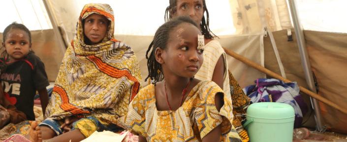 Kamerun: Ein geflüchtetes Mädchen wartet im Zelt von Ärzte ohne Grenzen auf einen Verbandswechsel.